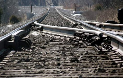 Arad: Un tren a deraiat dupa ce a lovit o masina, 2 persoane au murit