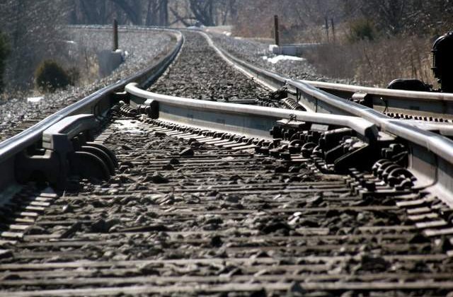 Arad: Un tren a deraiat dupa ce a lovit o masina, 2 persoane au murit