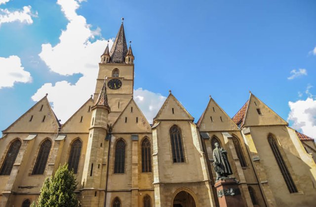 Alertă la Biserica Evanghelică din Sibiu! S-a descoperit un proiectil exploziv de război, în cadranul ceasului