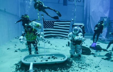 NASA testează noile costume spațiale concepute pentru suprafața selenară