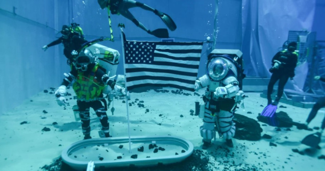 NASA testează noile costume spațiale într-un mediu care reproduce gravitaţia selenară