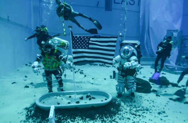 NASA testează noile costume spațiale &icirc;ntr-un mediu care reproduce gravitaţia selenară