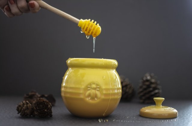 Memorie mai bună și colesterol scăzut: 8 beneficii pe care le are mierea asupra organismului tău