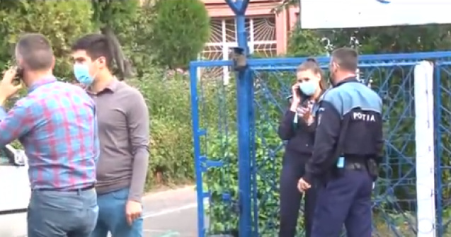 Adolescentă prinsă cu două cuțite și un pumnal în curtea unui liceu din Pitești