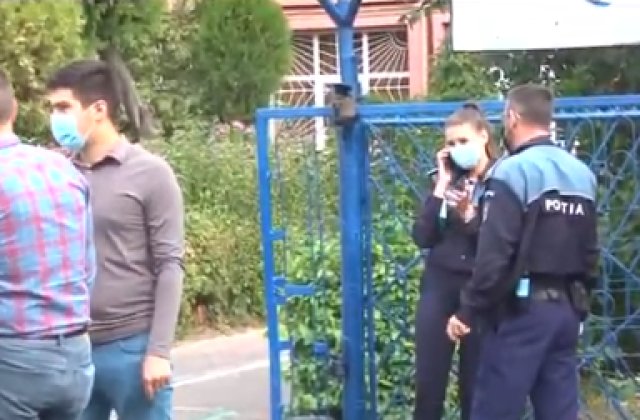 Adolescentă &icirc;narmată cu două cuțite și un pumnal &icirc;n curtea unui liceu din Pitești