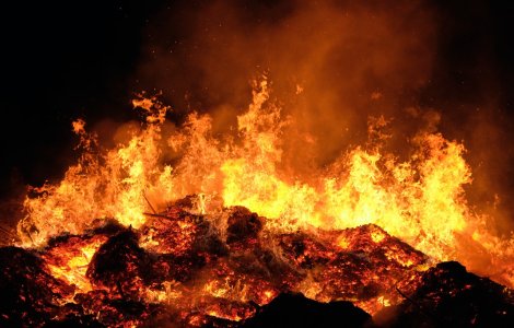 VIDEO Zgârie-nori cuprins de flăcări. 80 de oameni se află la spital