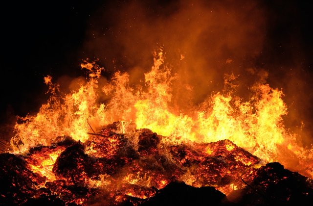 VIDEO Zgârie-nori cuprins de flăcări. 80 de oameni se află la spital în acest moment