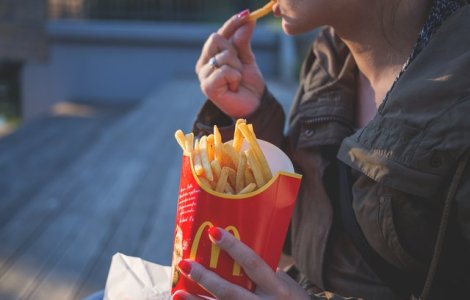  Top  Mănânci mai mult când ești stresat? 5 trucuri care te ajută să nu mai faci asta