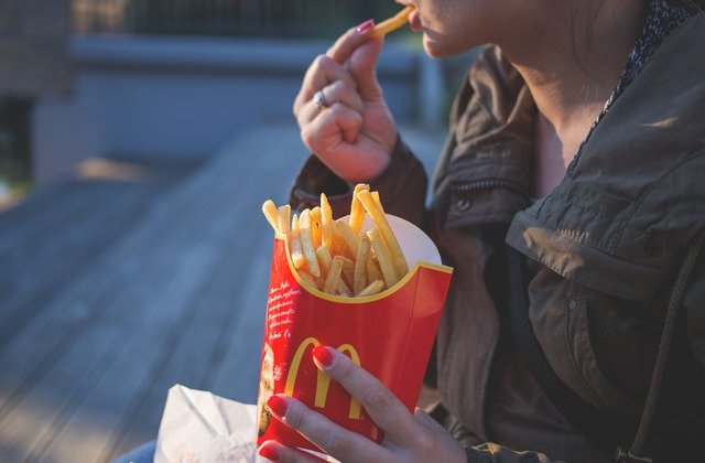 Măn&acirc;nci mai mult c&acirc;nd ești stresat? 5 trucuri pentru a scăpa de această deprindere