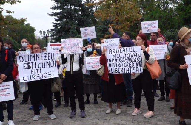 Sute de pelerini au protestat în fața Mitropoliei contra deciziei CNSU