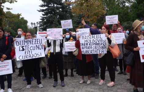 Sute de pelerini au protestat în fața Mitropoliei contra deciziei CNSU