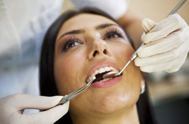 Statul a taiat asistenta medicala dentara, desi 80% din romani au probleme cu dintii