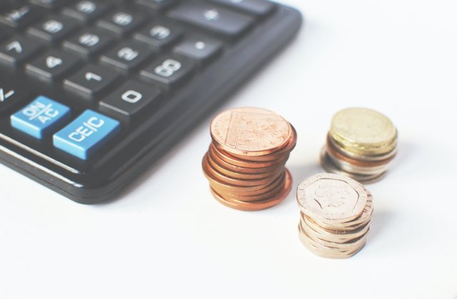 Lunile următoare, rom&acirc;nii vor achita mai mult pentru carburanți și carnea de porc