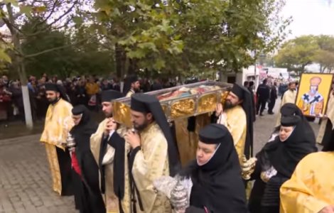 Racla cu moaștele Sf. Parascheva va fi scoasă în curtea Catedralei