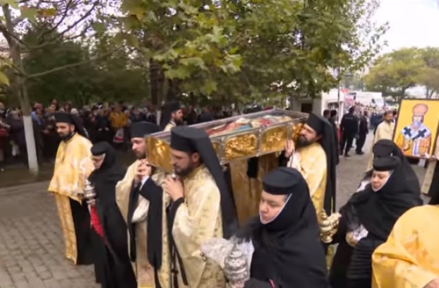 Racla cu moaștele Sf. Parascheva va fi scoasă în curtea Catedralei