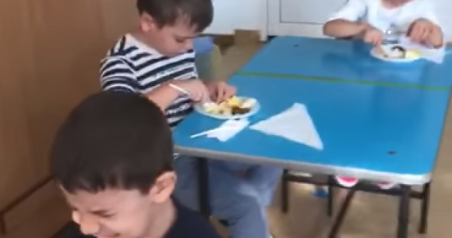 VIDEO O educatoare lovește un copil pentru că acesta nu face ce i se spune