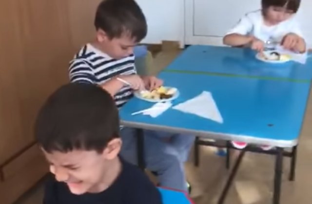 VIDEO O educatoare din Fetești lovește cu brutalitate un copil pentru că nu taie fructele pe farfurie