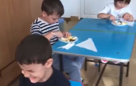 VIDEO O educatoare lovește un copil pentru că acesta nu face ce i se spune