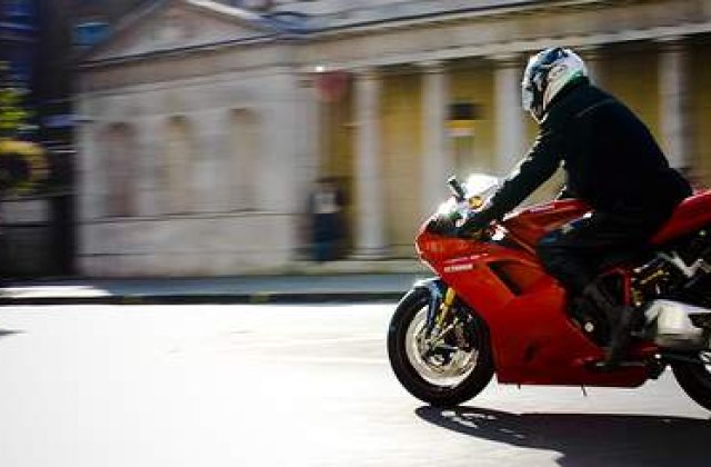 Pe motocicleta, cu 615 km/h