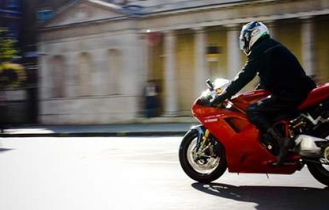 Pe motocicleta, cu 615 km/h