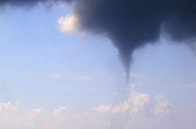 Tornade in statele americane Missouri si Arkansas
