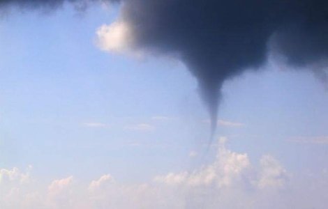 Tornade in statele americane Missouri si Arkansas