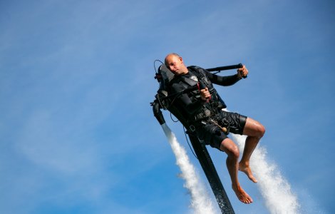 Zbor printre avioane cu un jetpack. Ce înălțime maximă a atins bărbatul