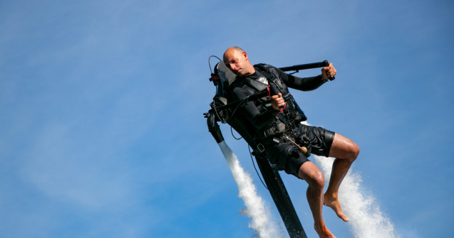 Zbor printre avioane cu un jetpack. Ce înălțime maximă a atins bărbatul