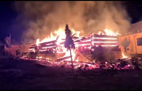 VIDEO Biserică de lemn din Argeș, distrusă complet de un incendiu
