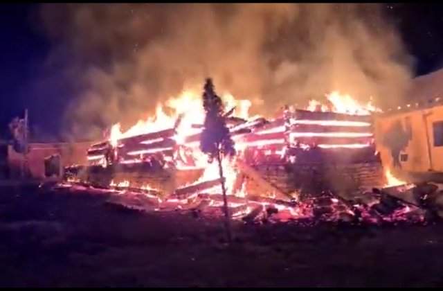 VIDEO Biserică de lemn din Argeș, distrusă complet de un incendiu