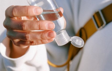  Top  5 greșeli pe care le faci atunci când folosești gelul dezinfectant