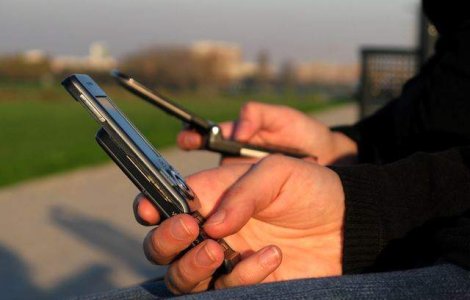 Cei care folosesc des SMS-urile sunt predispusi la rasism