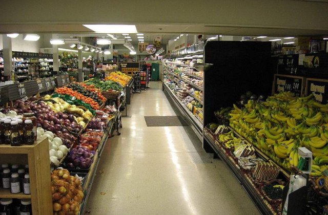 Doua treimi dintre romani cumpara doar strictul necesar de alimente