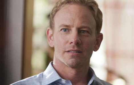 Un actor celebru din "Beverly Hills 90210" va face striptease