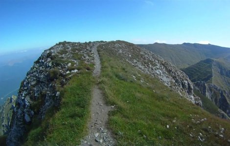 Un turist a căzut peste 60 de metri în gol, în timp ce cobora de pe Vârful Omu