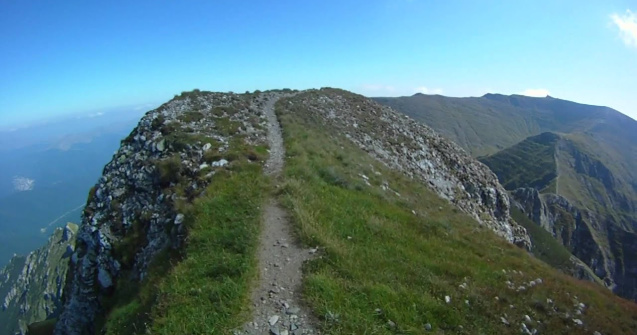 Un turist a căzut peste 60 de metri în gol, în timp ce cobora de pe Vârful Omu