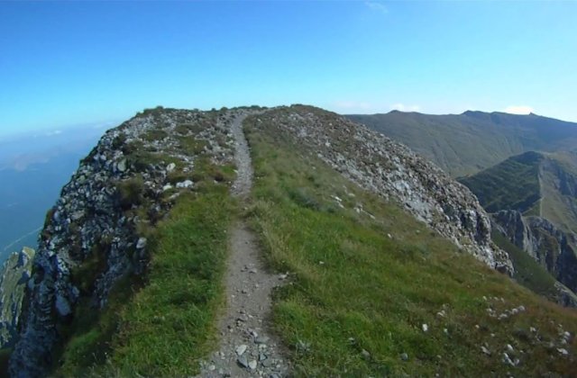 Un turist a căzut peste 60 de metri în gol într-o râpă, în timp ce cobora de pe Vârful Omu