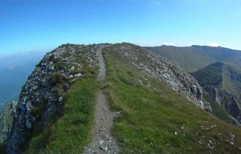 Un turist a căzut peste 60 de metri în gol într-o râpă, în timp ce cobora de pe Vârful Omu