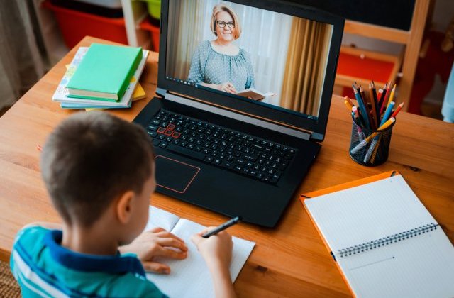 Cum sunt evaluați și notați elevii care desfășoară cursurile exclusiv online
