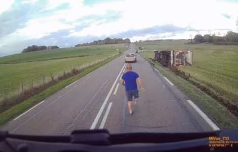VIDEO Un șofer de TIR român a salvat viața unui coleg lituanian nimerit în accident