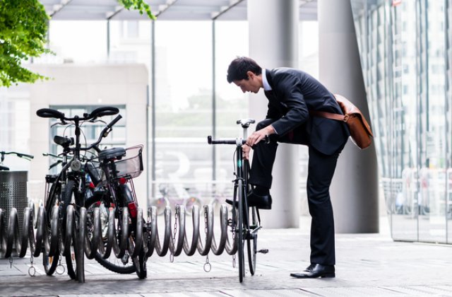 Clădirile publice, școlile, piețele, gările vor fi dotate cu parcări pentru biciclete