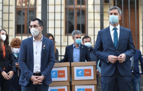 Barna îndeamnă cetățenii să poarte măști, dar nu știe cât costă una: „Le cumpără soţia. Nu ştiu preţul la momentul ăsta”