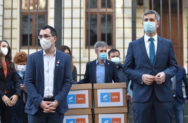 Barna îndeamnă cetățenii să poarte măști, dar nu știe cât costă una: „Le cumpără soţia. Nu ştiu preţul la momentul ăsta”