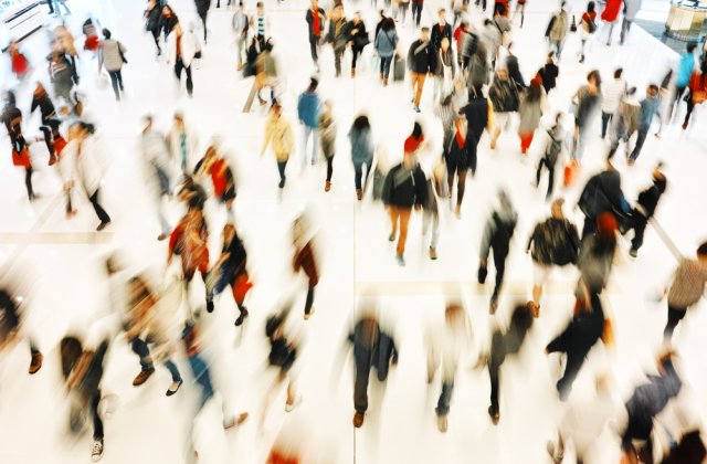 Coadă imensă la deschiderea unui nou mall în Brașov