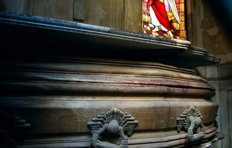 Si-a facut aparitia la propria inmormantare