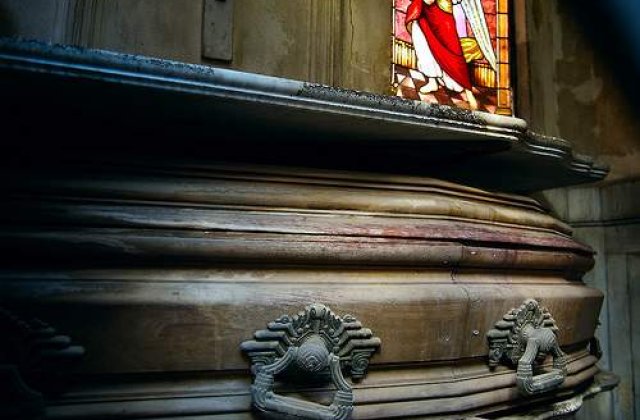 Si-a facut aparitia la propria inmormantare