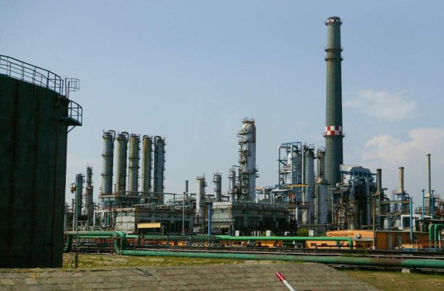 Incendiu puternic la Petromidia, soldat cu cu doi morti si un ranit grav