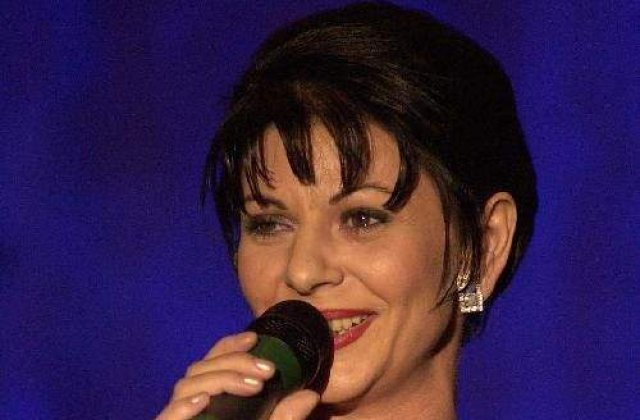 Elena Carstea vinde parfumuri in mall