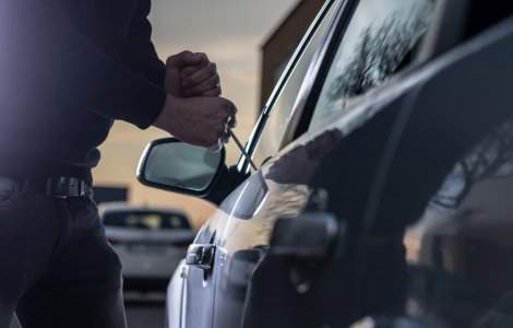 Focuri de armă în Bucureşti. 4 bărbați au fost prinşi în timp ce spărgeau maşini