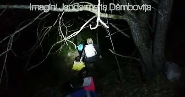 Jandarmii din Dâmboviţa au salvat o familie cu trei copii rătăcită pe munte